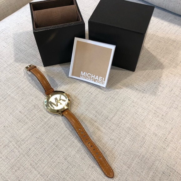 Michael Kors Slim Runway Watch - Picture 5 of 16